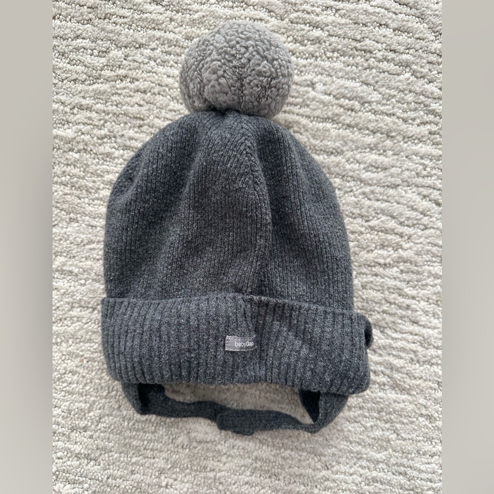 GAP Charcoal Pom Pom Knit Hat Size 18-24M Cozy Winter Gray Beanie Infant Hat